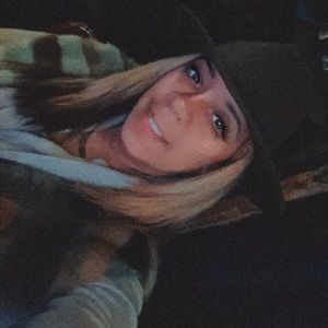 Meet your Posher, Larissa